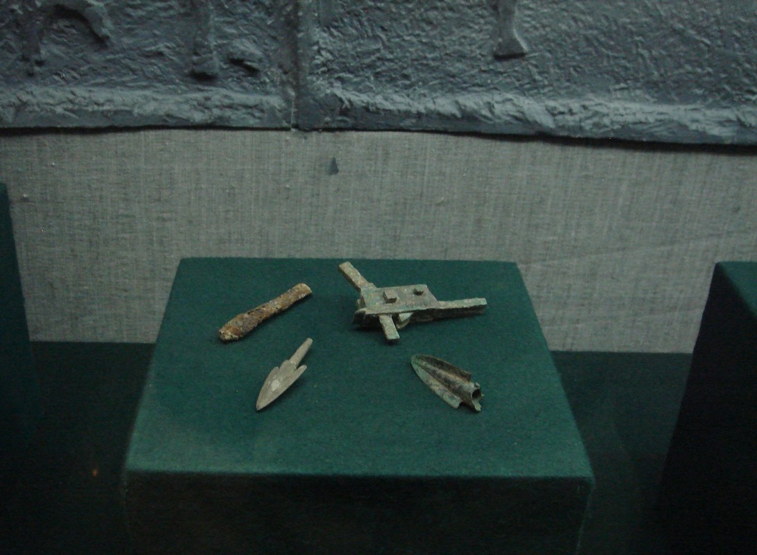 Emperor Wen tomb - arrowheads, crossbow trigger